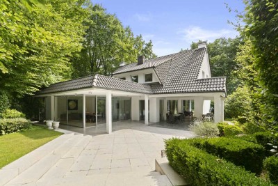 Von Privat: Imposante Villa in Hocksteins bester Lage.