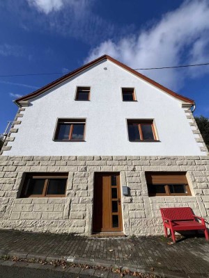 Einfamilienhaus mit einem Dreifamilienhaus zu verkaufen