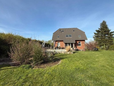 Großzügiges Eigenheim im Landhausstil mit großem Grundstück - zusätzlich bebaubar!