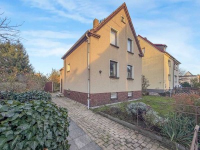 Freistehendes Familienhaus mit großem Grundstück, Streuobstwiese & Ausbaupotenzial in ruhiger Lage