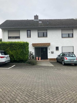 Wohnhaus mit Einliegerwohnung, Doppelgarage, 3 Stellplätzen u. Außenpool