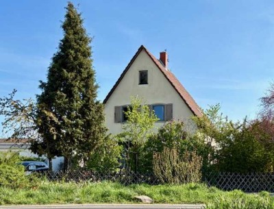 Gemütliches Einfamilienhaus mit Pergola, großem Garten, Garage ca. 800m² Grundstück.....