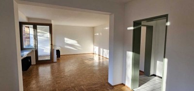 Sonnige, ruhig gelegene Hochparterre-Wohnung mit Südloggia und TG-Platz nahe dem AEZ