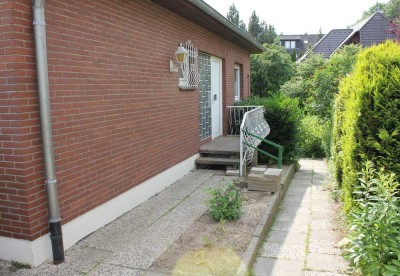 Zentral gelegenes Bungalow am Bach, umgeben von einem gemütlichen Garten.