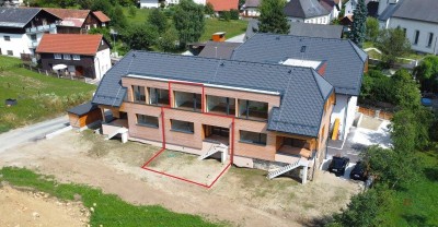 Schöne Maisonettewohnung im Zentrum von Treffen mit Eigengarten.