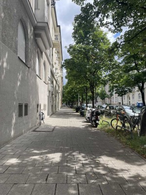 Provisionsfrei! Helle Altbauwohnung mit Balkon in Bestlage