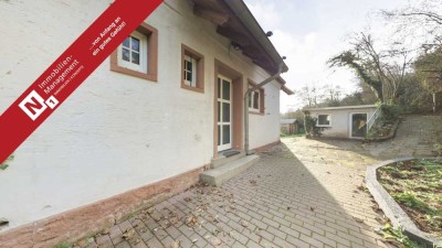Einfamilienhaus mit Garage und großem Eigentumsgrundstück in Toplage