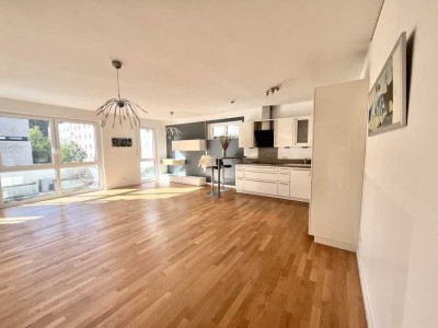 Neubaucharakter, Baujahr 2014, sonnige 3-Zi.-Wohnung + Wintergarten und privatem Garten im 1. Og