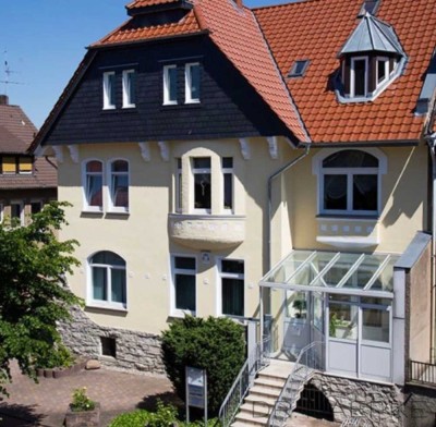 RUHIG UND ZENTRAL: WOHN-/ GESCHÄFTSHAUS (3 WE & PRAXIS) IN HIST. VILLA - MIT GARTEN UND PARKFLÄCHEN