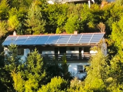 Einfamilienhaus mit Photovoltaik, Wärmepumpe & Traumlage in Triberg – 369.000 € VB