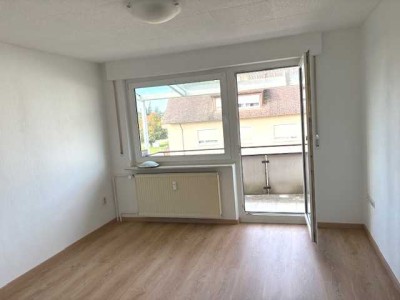 Gepflegte 2-Zi.-DG-Whg. mit Balkon, EBK und KFZ-Stellplatz in Friedrichshafen, OT Ailingen