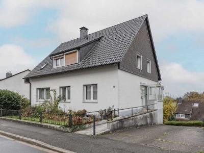 Mit Weitsicht über Homberge: Ein- bis Zweifamilienhaus mit Terrasse, Garagen und kleinem Gart