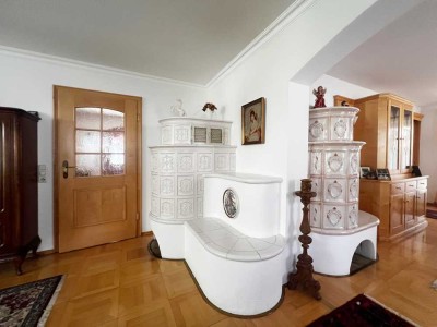 Bayrischer Charme: freistehendes Einfamilienhaus mit Garten, Wintergarten , Kachelofen, Outdoor-Pool