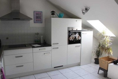 Moderne, gepflegte 2-Raum-DG-Wohnung mit Einbauküche und KFZ-Stellplatz