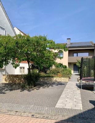 Modernisierte 4-Raum-Wohnung mit Balkon und Einbauküche in Bechtheim