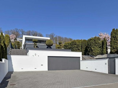 Exklusives puristisches Bauhaus mit Fernsicht und Tiefgarage im Gebiet "Unter den Weinbergen"