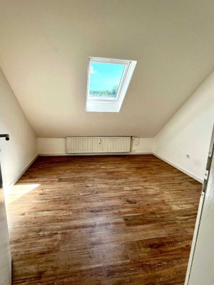 Schöne 3-Zimmerwohnung im Dachgeschoss in grüne, ruhiger Lage