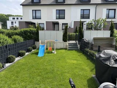 RESERVIERT!!   Modernes, neuwertiges Reihenhaus mit Stellplatz, Terrasse und Garten