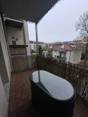Schöne 2-Zimmer-Altbauwohnung mit großem Balkon in ruhiger, zentraler Lage