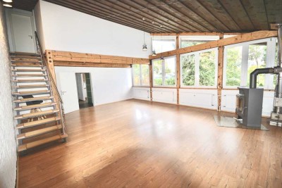 Attraktive und vollständig renovierte 4-Zimmer-Maisonette-Wohnung mit Balkon und EBK in Bayreuth