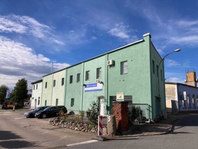 Vielseitig: Großzügige Wohnung + Gewerbeflächen + Kalthalle - Viel Platz für Ihre Ideen....