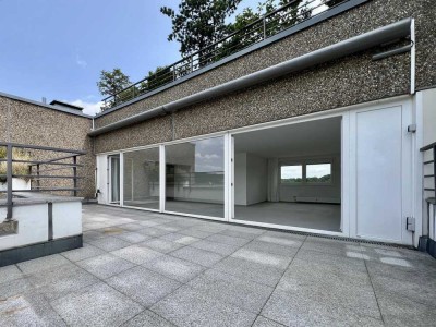 Großzügige 3,5-Zimmer-Wohnung mit Dachterrasse, zwei Balkonen, TG- und Außenstellplatz