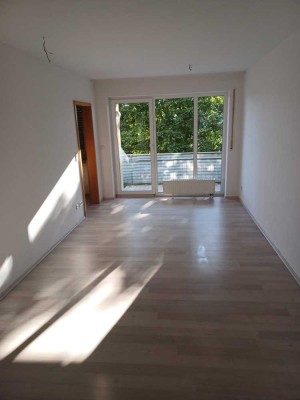 Attraktive 2-Zimmer-Erdgeschosswohnung mit Balkon und EBK in Neundorf