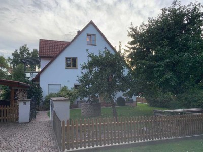 Ruhige, ländliche Dachgeschoßwohnung mit großen Süd-West Balkon und Mitbenutzung des Gartens