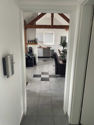 Renovierte 2 Zimmer DG-Wohnung mit Einbauküche und Klima