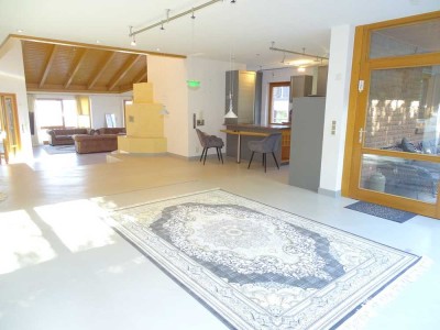 Luxuriös ausgestattete Villa mit Pool, Sauna, Kamin und Solaranlage.