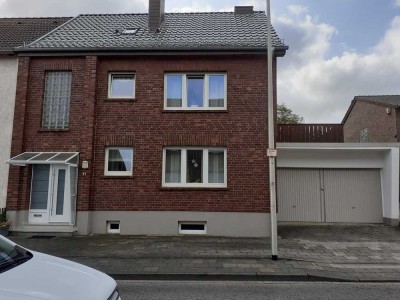 Ein- /  Zweifamilienhaus mit Doppelgarage   **   RESERVIERT  **