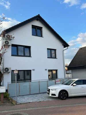 Schlüsselfertige 4-Zimmer-Wohnung mit Klimaanlage, 2 PKW-Stellplätzen und Garten – 1. Obergeschoss