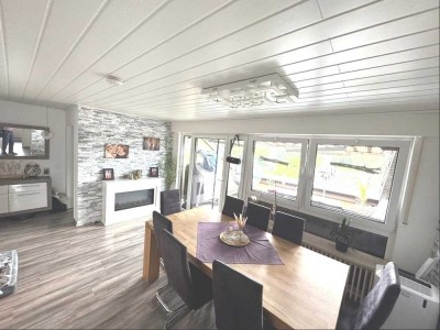 Moderne 4-Zi.-DG-Wohnung in Ortsrandlage mit herrlicher Aussicht