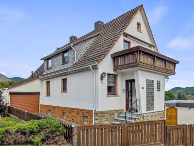 Wohnkomfort mit viel Platz für die ganze Familie trifft Gartenidylle