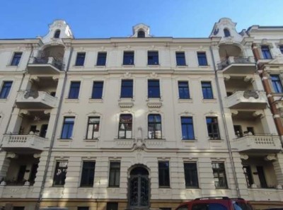 Lichtdurchflutete Dachgeschosswohnung mit Balkon – Wohnen mit Stil im Waldstraßenviertel!