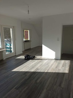 2 Zimmer Dachgeschoss Wohnung - frisch Renoviert