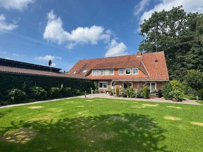 Großes Zweifamilienhaus, sehr gepflegt, zentral gelegen.