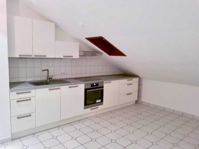 Schöne 2,5 Zimmer Wohnung mit großem Balkon und  weißer Einbauküche