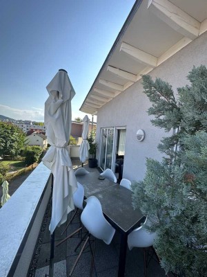 2 Zimmer Penthouse mit riesigem Balkon, Garage neue EBK