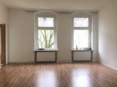 Kleines Nest direkt am U-Bhf Siemensdamm. Alle Fenster zum Innenhof des Hauses.