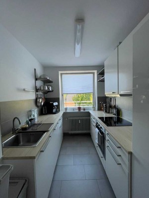 Geschmackvolle 2-Zimmer-DG-Wohnung mit Balkon und EBK in Hamburg-Schnelsen