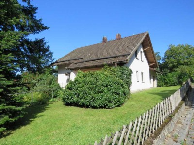 Einfamilienhaus in ruhiger und idyllischer Ortsrandlage mit Blick zum Waldbach in Schwarzach