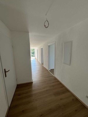 Neu sanierte 5-Zimmer-Wohnung mit Balkon, Klimaanlage und Stellplatz