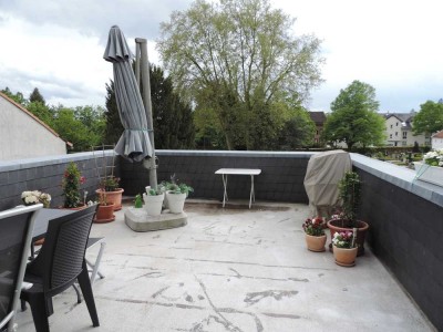 ***Helle 3 Zimmer Altbauwohnung mit Terrasse  in zentraler Lage.***