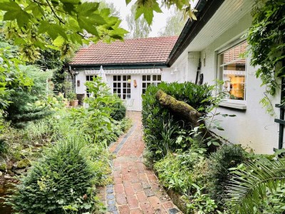RESERVIERT Charmantes Einfamilienhaus mit ELW auf weitläufigen Grundstück in Alleinlage