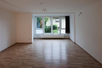 Ruhige Garconniere mit grossem Fenster nahe botanischem Garten