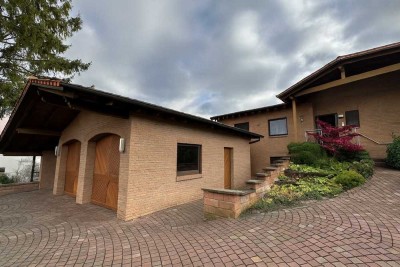 Exklusives Einfamilienhaus mit Einliegerwohnung, Doppelgarage und großzügiger Gartenanlage