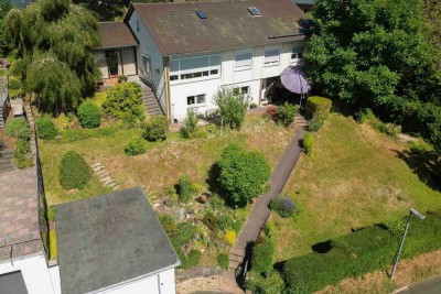 Sofort wohlfühlen: 6-Zi.-EFH mit Garten, Garage und Terrassen in Biedenkopf