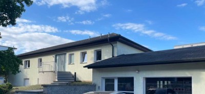 Modernisierte Unternehmervilla mit Innenpool-Sauna und großem Lagerhaus