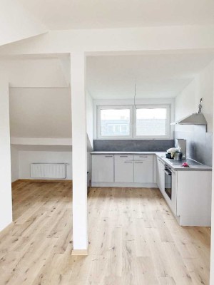Lichtdurchflutete Wohnung, neu saniert, mit Balkon  und  Einbauküche! Ab 01.12.2025